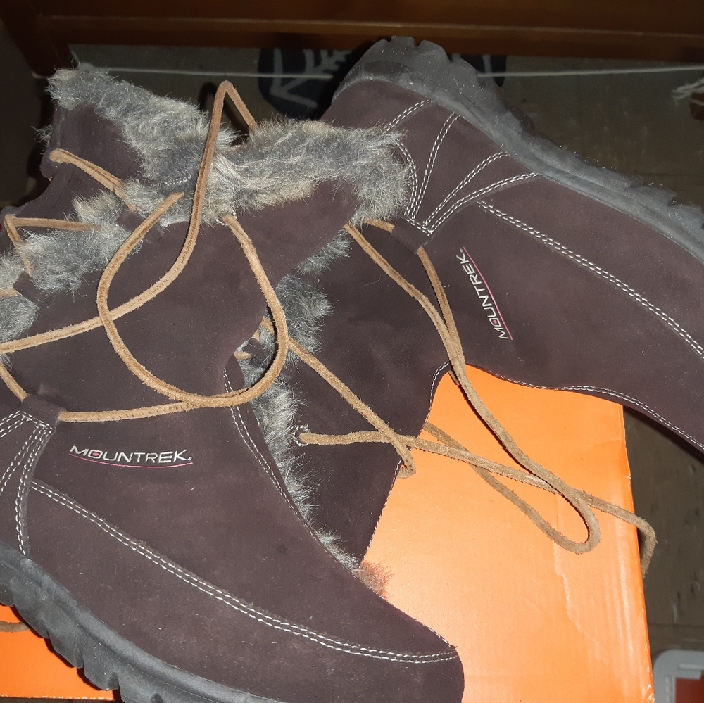 WOMAN'S WINTER MOUNTREK BOOTS SIZE 8